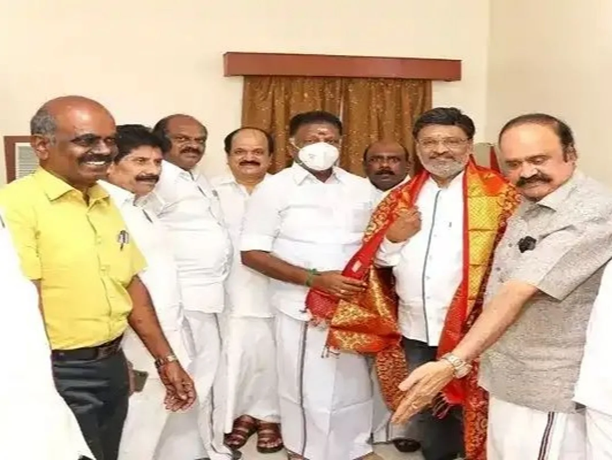 ஓபிஎஸ் தலைமையிலான அதிமுகவில் இணைந்தார் இயக்குநர் கே.பாக்யராஜ்: அனைவரையும் ஒருங்கிணைக்கப் போவதாக பேட்டி