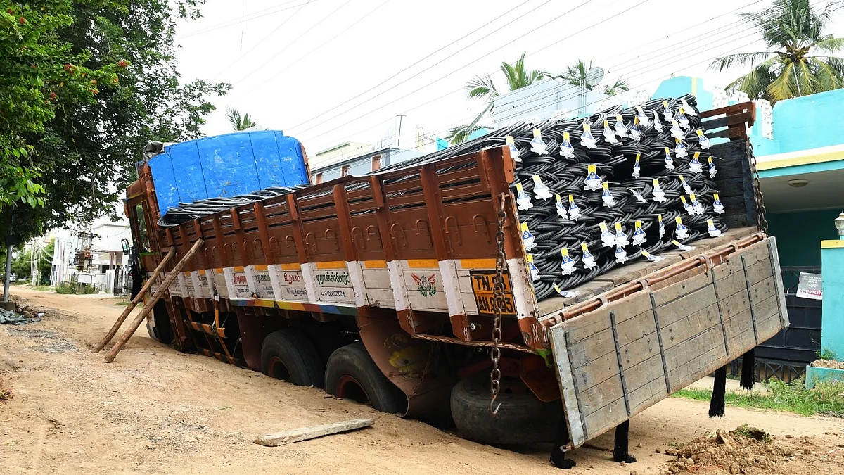 பாதாளச் சாக்கடைப் பணிகளால் புதையும் வாகனங்கள் : திணறும் மதுரை மாநகராட்சி!