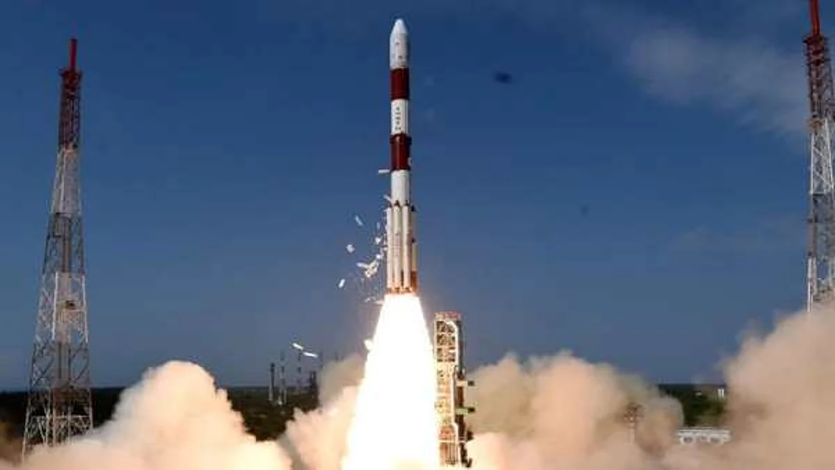 வெற்றிகரமாக விண்ணில் பாய்ந்தது ‘ஆசாதிசாட்’ : மதுரை மாணவிகள் உள்ளிட்ட அரசுப் பள்ளி மாணவர்களின் சாதனை!