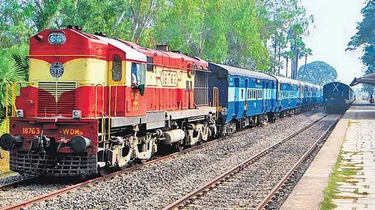 ரயில் கழிப்பறையில் இரும்பு சங்கிலியால் தொங்கிய படி கிடந்த சடலம்: பதறிய பயணிகள்