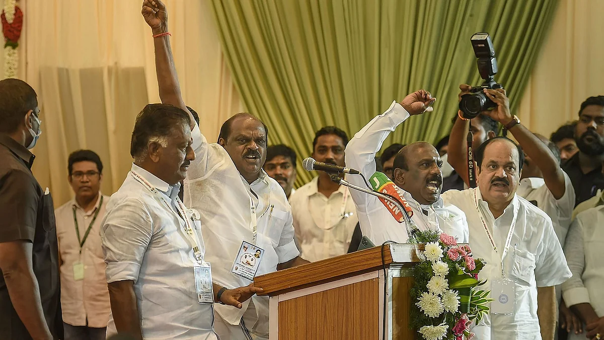 சட்ட நகர்வுகள் எங்களுக்கே சாதகம்; - தூதுப்படலத்தை துரிதப்படுத்தும் ஓபிஎஸ் அணி!