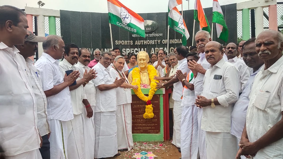 ராஜீவ் காந்தி சிலைக்கு மரியாதை செலுத்தும் மணிசங்கர் அய்யர் உள்ளிட்டவர்கள்