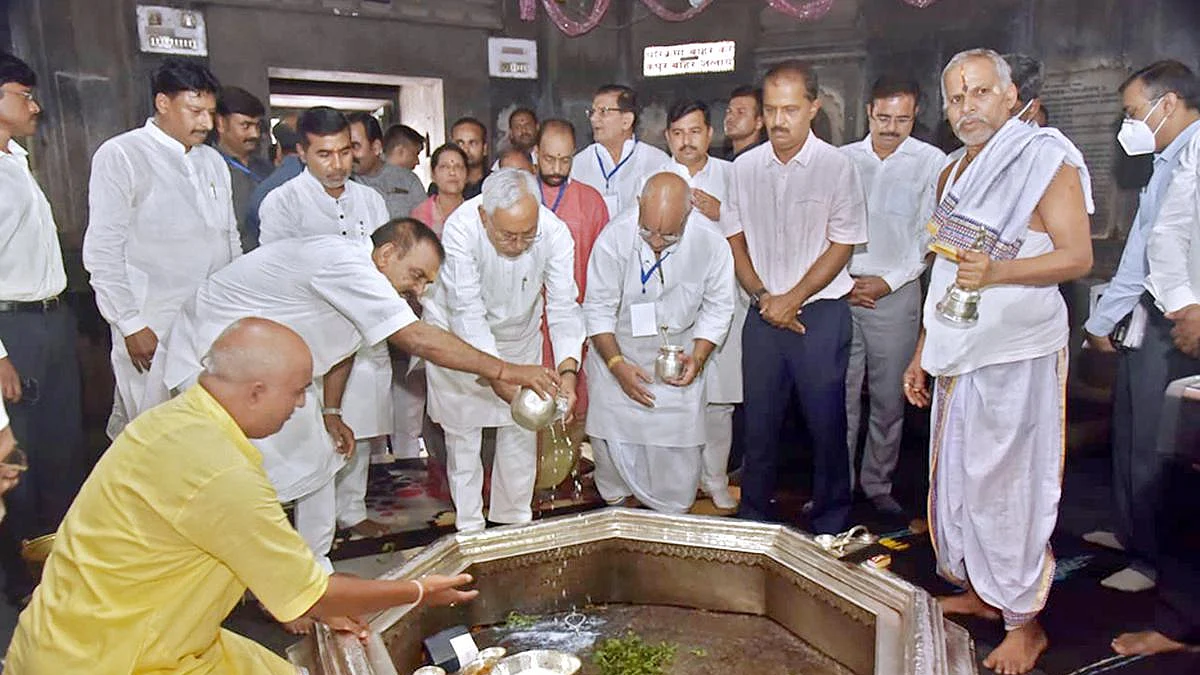 விஷ்ணுபத் கோயிலில் வழிபடும் நிதீஷ் குமார்