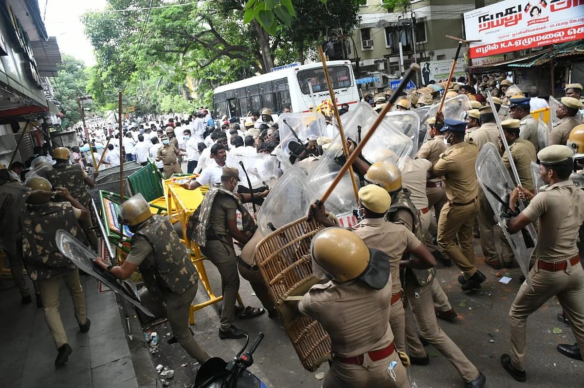 ஓபிஎஸ்- ஈபிஎஸ் ஆதரவாளர்கள் மோதல் வழக்கை விசாரிக்க களமிறங்கியது சிபிசிஐடி!