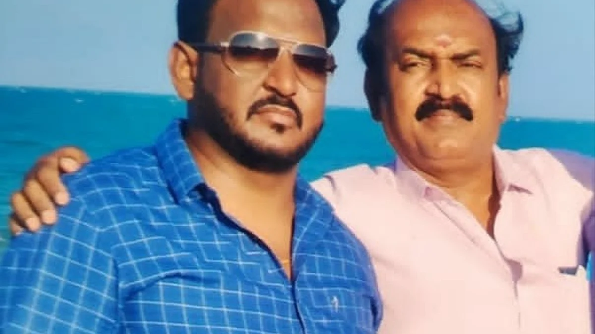 மகன் ஆனந்த்குமார், தந்தை மனோகர்