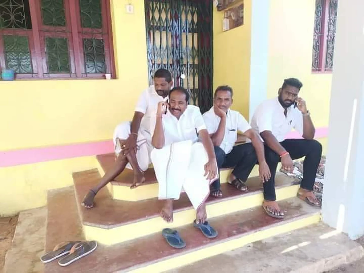 ஐயப்பன் வீட்டுவாசலில் தவமிருக்கும் உதயகுமாரின் ஆட்கள்...