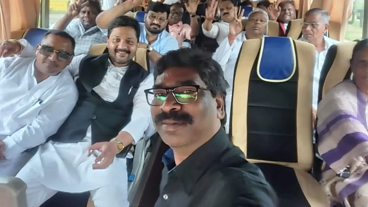 பேருந்துகளில் புறப்பட்ட எம்எல்ஏக்கள்; மகிழ்ச்சியுடன் செல்ஃபி எடுத்த ஹேமந்த் சோரன்: ஜார்க்கண்ட் அரசியலில் பரபரப்பு!