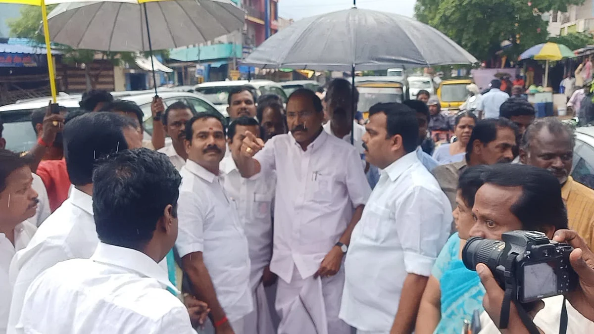 அதிமுகவினருடன் ஆலோசனை நடத்தும் தங்கமணி...