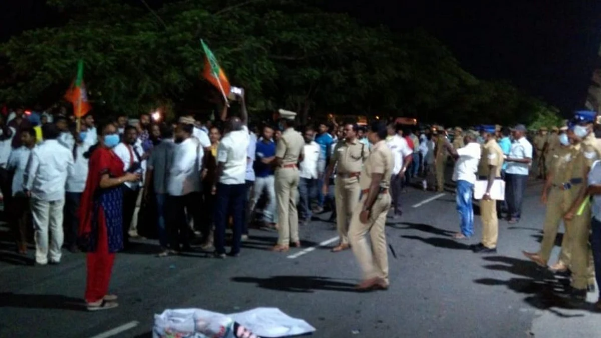 முதல்வரின் போஸ்டரை கிழித்தெறிந்த பாஜகவினர்: நள்ளிரவு போராட்டத்தால் பரபரப்பு!