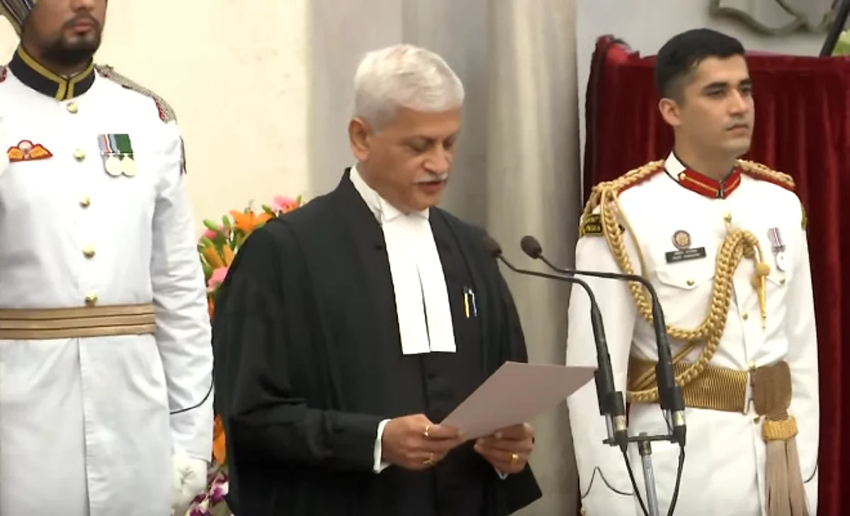 உச்ச நீதிமன்ற தலைமை நீதிபதியாக பதவியேற்றார் யு.யு.லலித்!