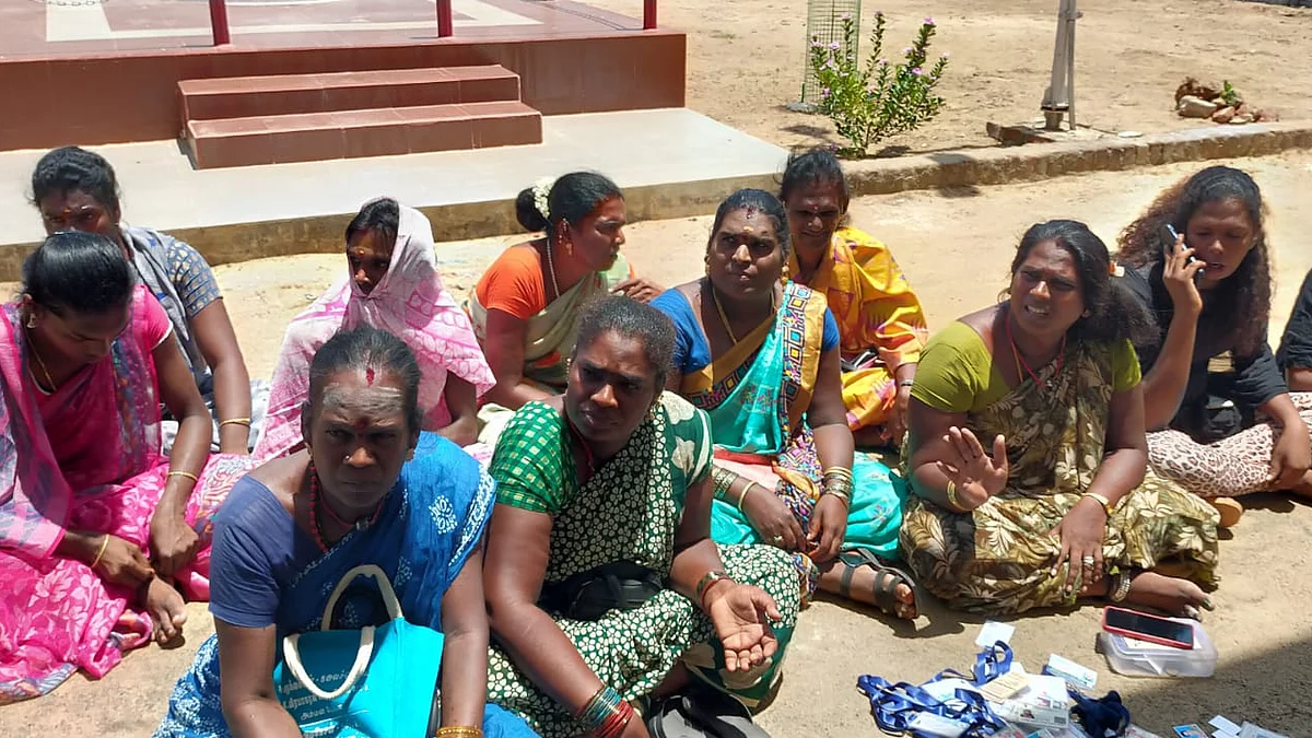 ஆட்சியர் அலுவலக வாயிலில் அமர்ந்து தர்ணாவில் ஈடுபட்டிருக்கும் திருநங்கைகள்