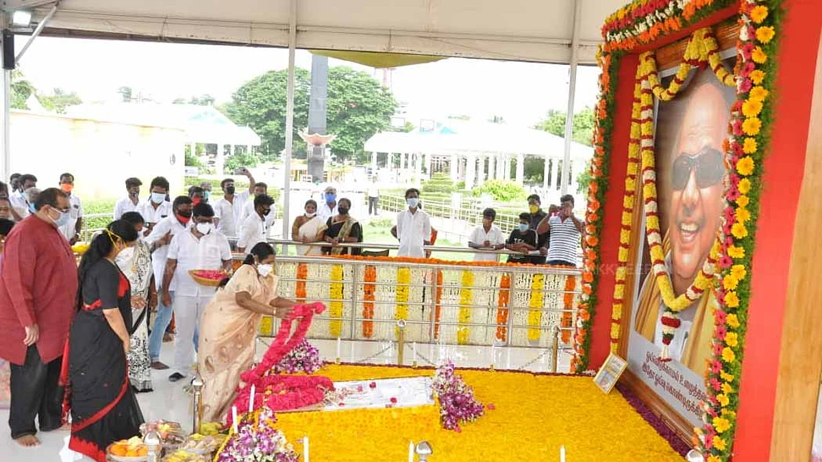 கருணாநிதி நினைவிடத்தில் கனிமொழி அஞ்சலி (கோப்பு படம்)