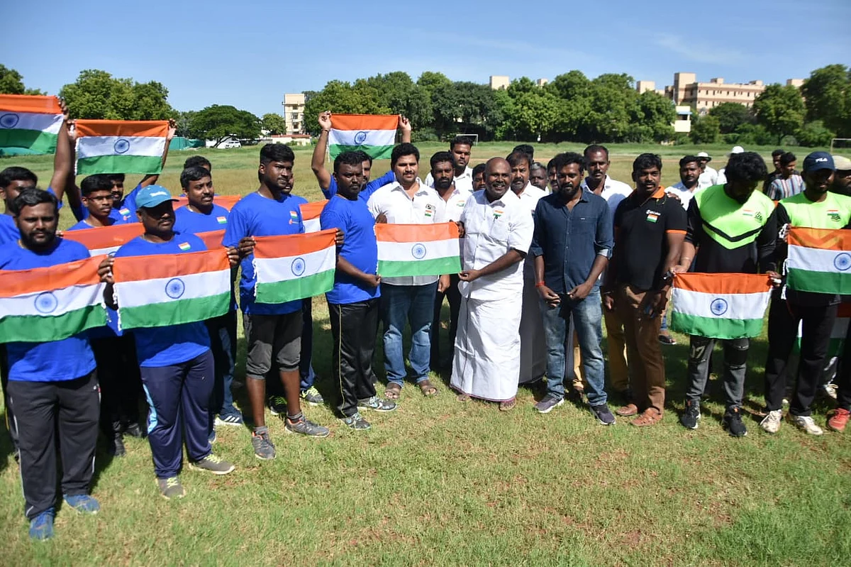 கிரிக்கெட் வீரர்களுக்கு தேசியக்கொடிகளை பரிசாக வழங்கிய ஆர்.பி. உதயகுமார்