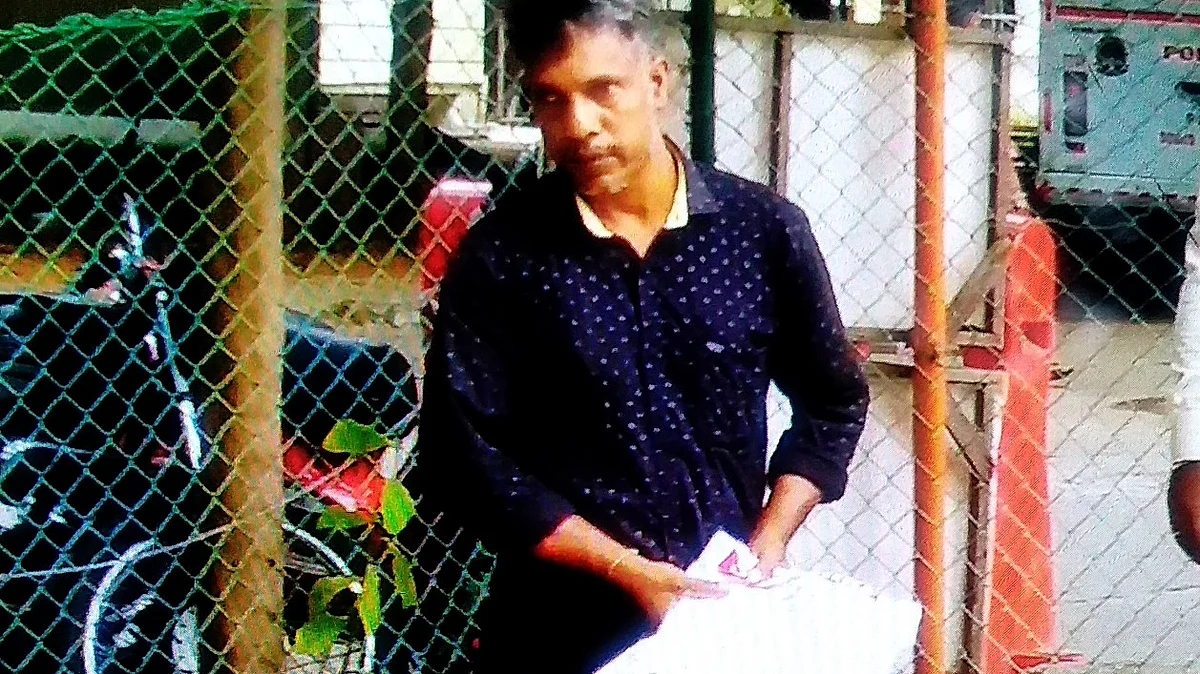 கைலி கட்டி மனு கொடுக்க வந்த குறவர் இனத்தைச் சேர்ந்தவருக்கு அனுமதி மறுப்பு: காவல் ஆணையர் அலுவலகத்தில் பரபரப்பு