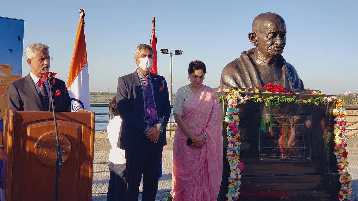 பராகுவே நாட்டில் காந்தி சிலை: திறந்துவைத்து பெருமிதமடைந்த ஜெய்சங்கர்!