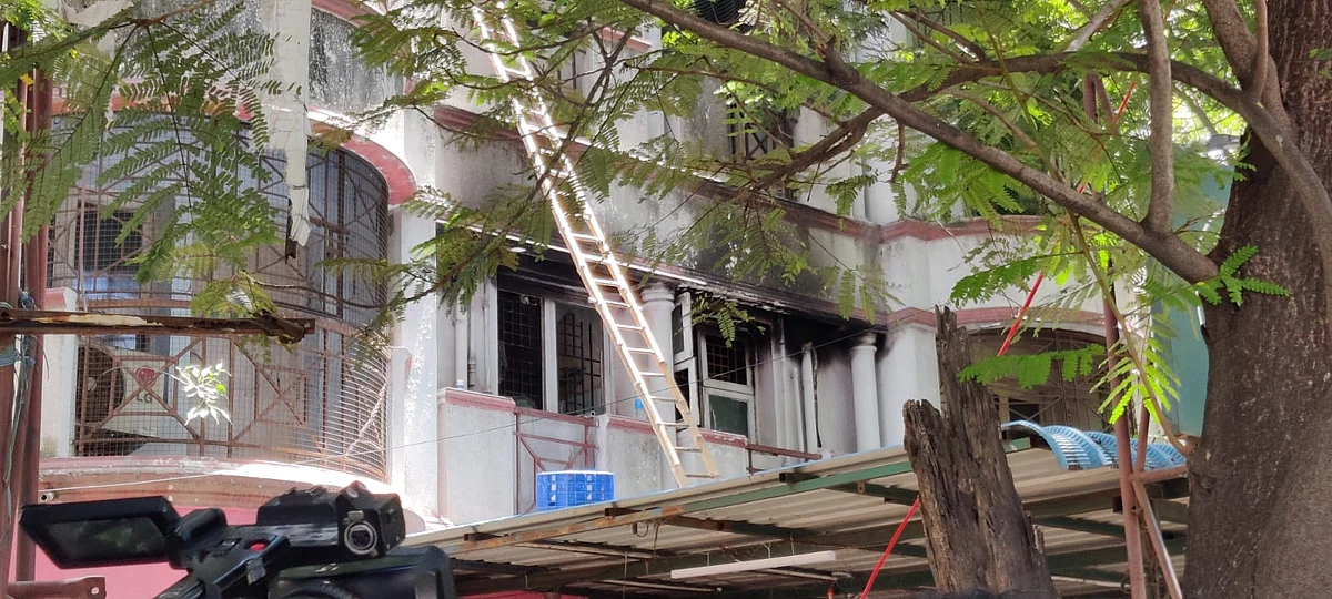 பூட்டப்பட்ட வீட்டுக்குள் சூழ்ந்த கரும்புகை; மூச்சுத்திணறி 2 பெண்கள் பலி: தீயணைப்புத் துறையினரின் அதிர்ச்சி தகவல்