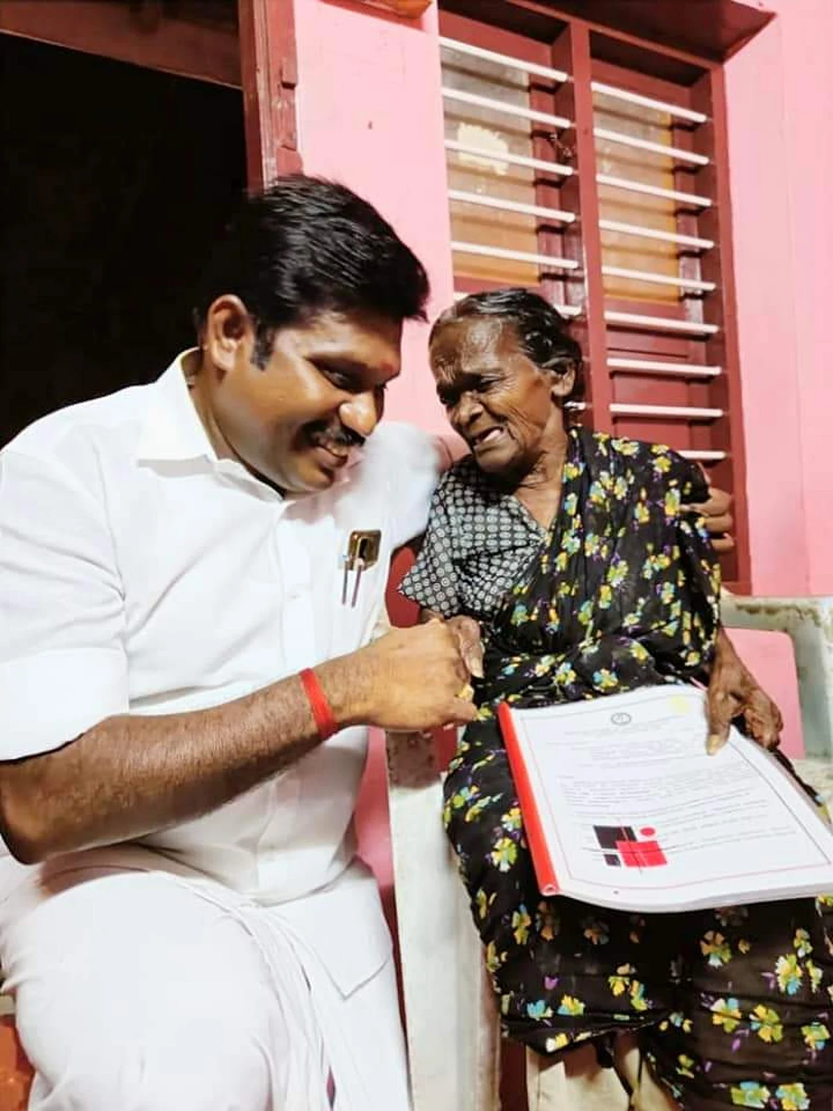 குடிசை மாற்றுவாரியம் வீடு ஒதுக்க 76 ஆயிரம் கட்டணம்: வேலம்மாள் பாட்டிக்காக பணம் கொடுத்த திமுக நிர்வாகி!