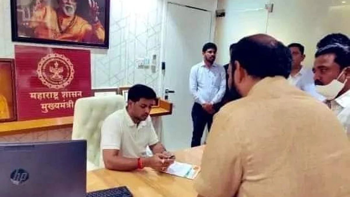 முதல்வர் நாற்காலியில் அமர்ந்த ஏக்நாத் ஷிண்டேவின் மகன்: மகாராஷ்டிராவை கலங்கடிக்கும் வைரல் புகைப்படங்கள்