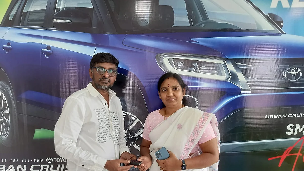 ’ஆதார்’ பட இயக்குநரைப் பாராட்டி காரைப் பரிசாக வழங்கும் தயாரிப்பாளர் திருமதி சசிகுமார்