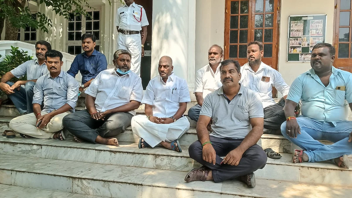 சட்டமன்ற வாயிலில் உண்ணாவிரதம் இருக்கும் அங்காளன் எம்எல்ஏ