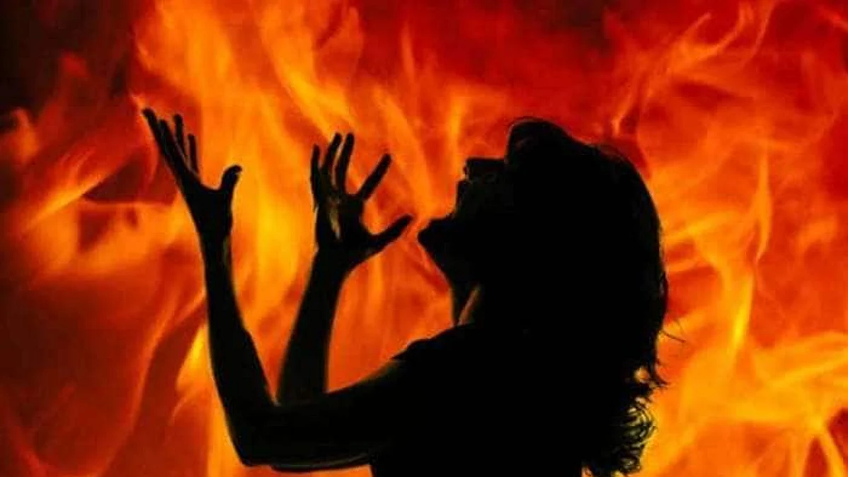 பெண்ணை எரித்துக் கொல்ல முயற்சி: தீ வைத்தவரும் படுகாயம்