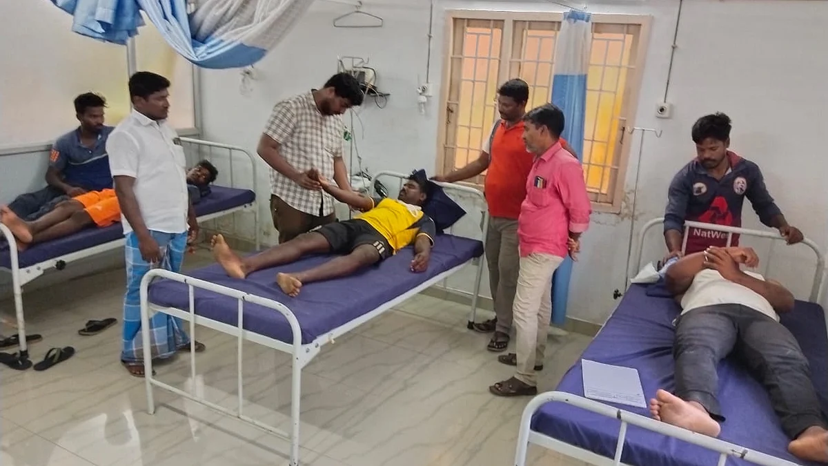 மருத்துவமனையில் சிகிச்சை தரும் மீனவர்கள்