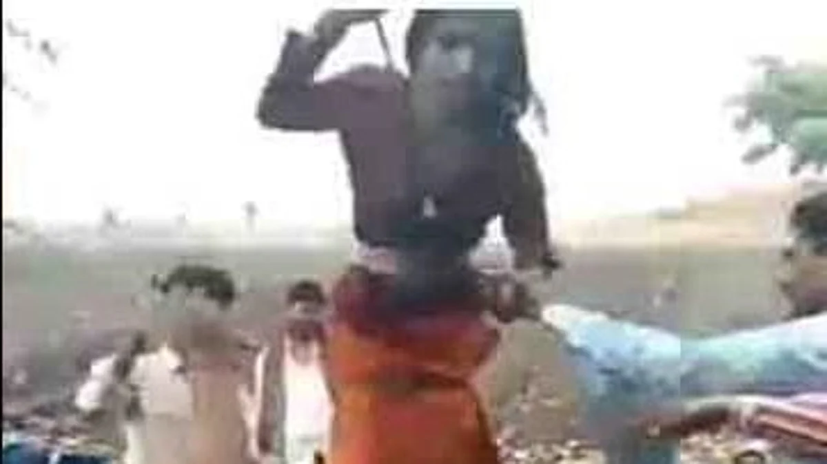 கருத்து வேறுபாடால் கணவனை பிரிந்த மனைவி; பெற்ற மகளை கட்டி வைத்து கொடூரமாக தாக்கிய பெற்றோர்: வைரலாகும் வீடியோ