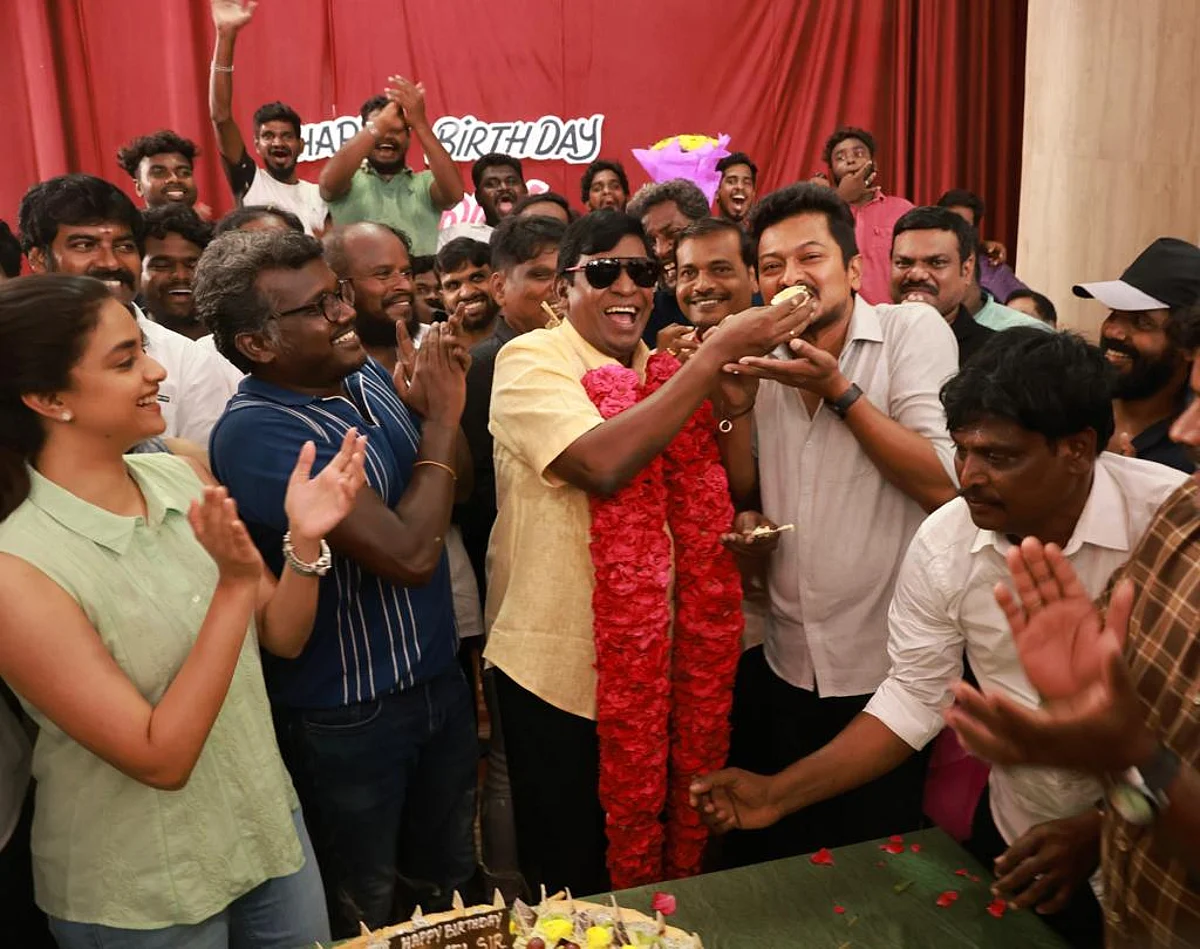 உதயநிதிக்கு கேக் ஊட்டி பிறந்தநாள் கொண்டாடிய நடிகர் வடிவேலு: கலகலப்பான `மாமன்னன்' படப்பிடிப்பு