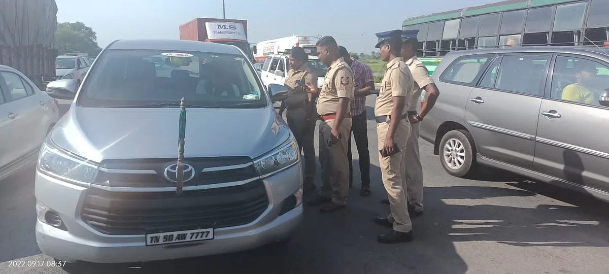 காலை வழி மறித்து கைது செய்யும் போலீஸார்