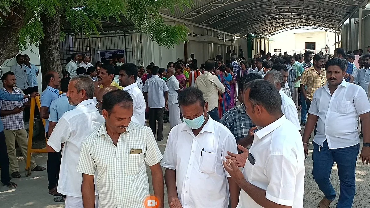 ஆட்சியர் அலுவலகத்தில் திரண்ட பெற்றோர்கள்