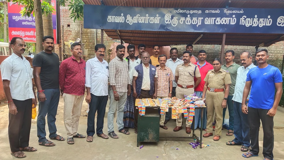 பறிமுதல் செய்யப்பட்ட குட்கா பொருட்களுடன் போலீஸார்