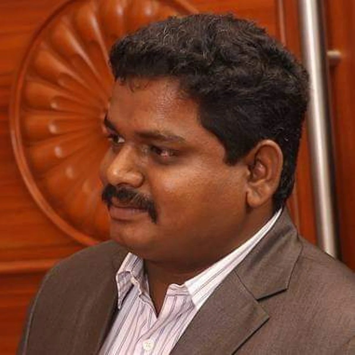 போலி ஐஏஎஸ் சசிகுமார்