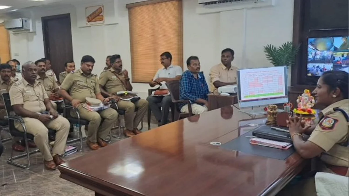 காவல் அதிகாரிகளுடன் ஆலோசனை நடத்தும் எஸ்.பி
தீபா சத்யன்