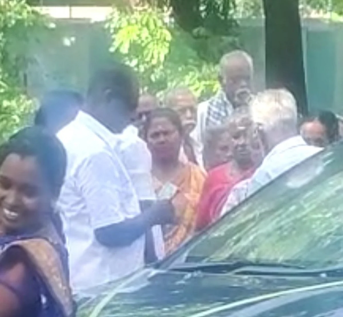 பப்ளிக்கில் பணப்பட்டுவாடா...