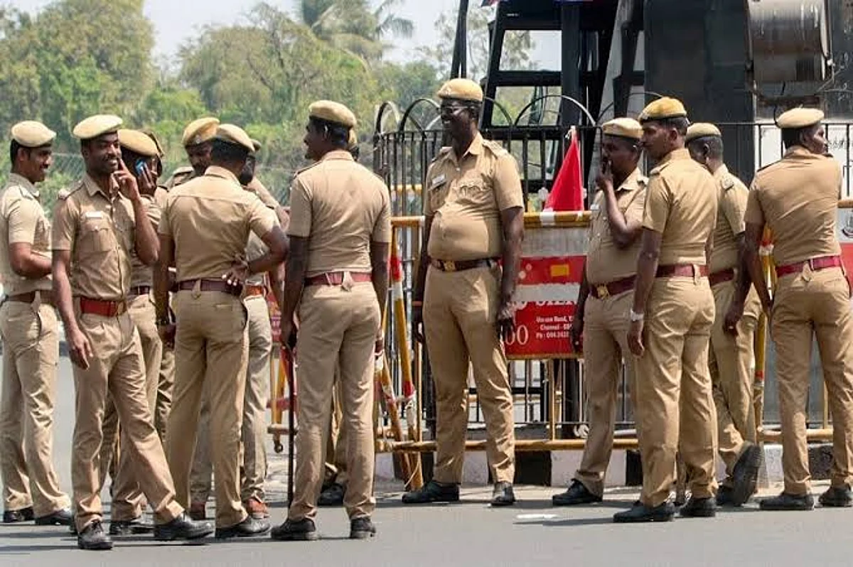 ஆபாச பேச்சு; கட்டிப்புரண்டு சண்டை: சாலையில் காவல் அதிகாரிகளின் மோதலால் பதறிய மக்கள்