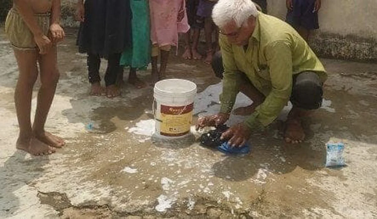 மாணவியின் சட்டையை துவைக்கும் ஆசிரியர்.