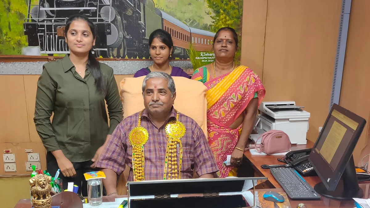 நாகராஜன் இருக்கையில் அமர அருகில் இருக்கும் மேலாளர் மோகனபிரியா