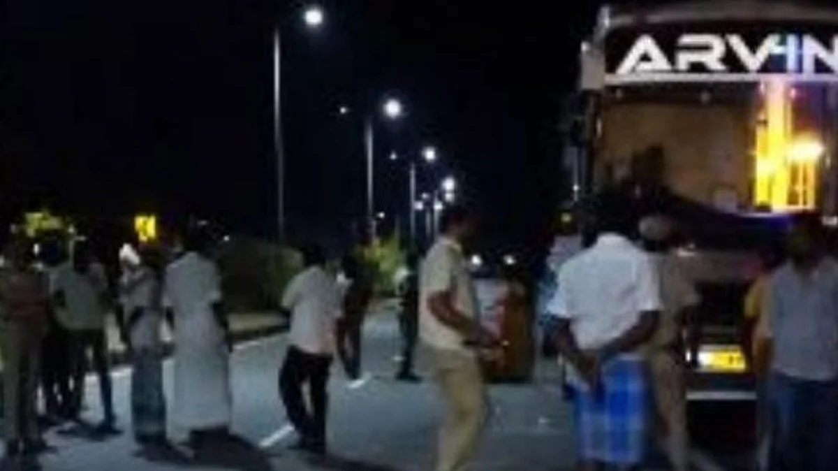 நள்ளிரவில் தாறுமாறாக ஓடிய டிப்பர் லாரி: ஆம்னி பஸ் மீது உரசியதில் 5 பேர் பலி!