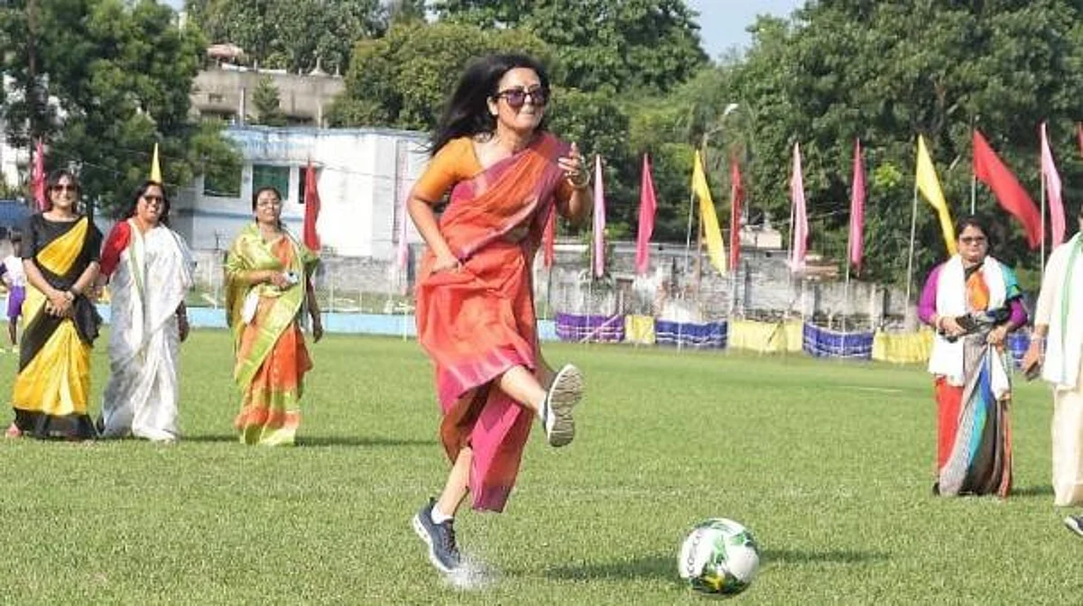 புடவை கட்டிக்கொண்டு கால்பந்து விளையாடிய பெண் எம்.பி: வைரலாகும் புகைப்படங்கள்