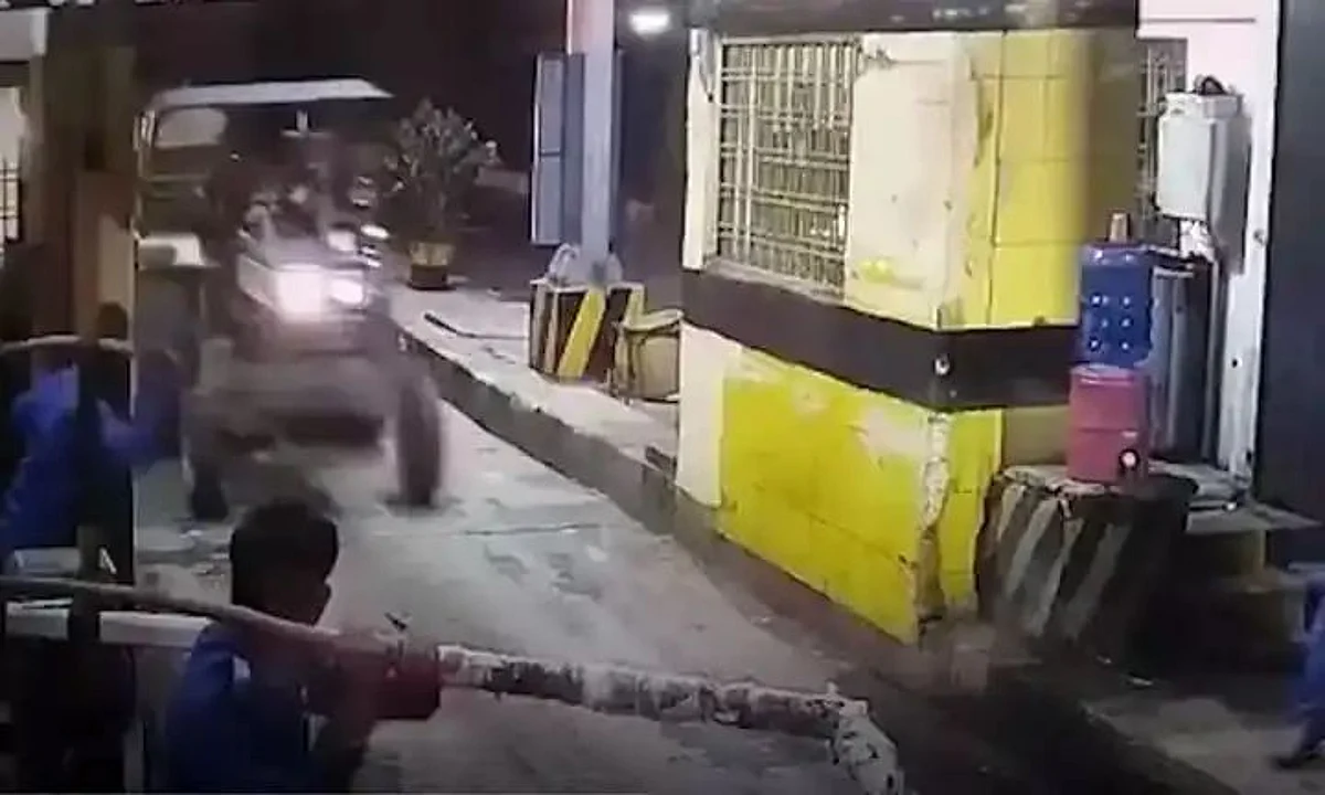 சுங்கச்சாவடியை உடைத்துக் கொண்டு பறந்த 13 டிராக்டர்கள்: மணல் கொள்ளையர்களின் அதிர்ச்சியூட்டும் வீடியோ வைரல்
