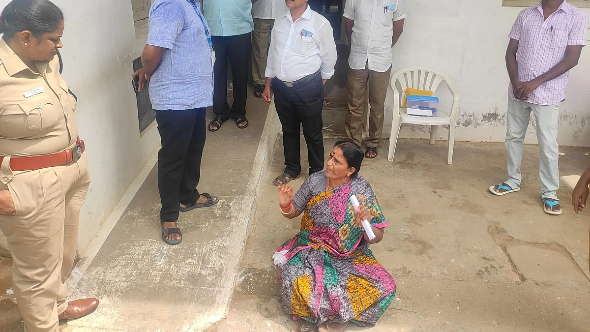 பேரூராட்சி அலுவலக வாயிலில் தர்ணா போராட்டத்தில் ஈடுபட்டுள்ள கலாராணி