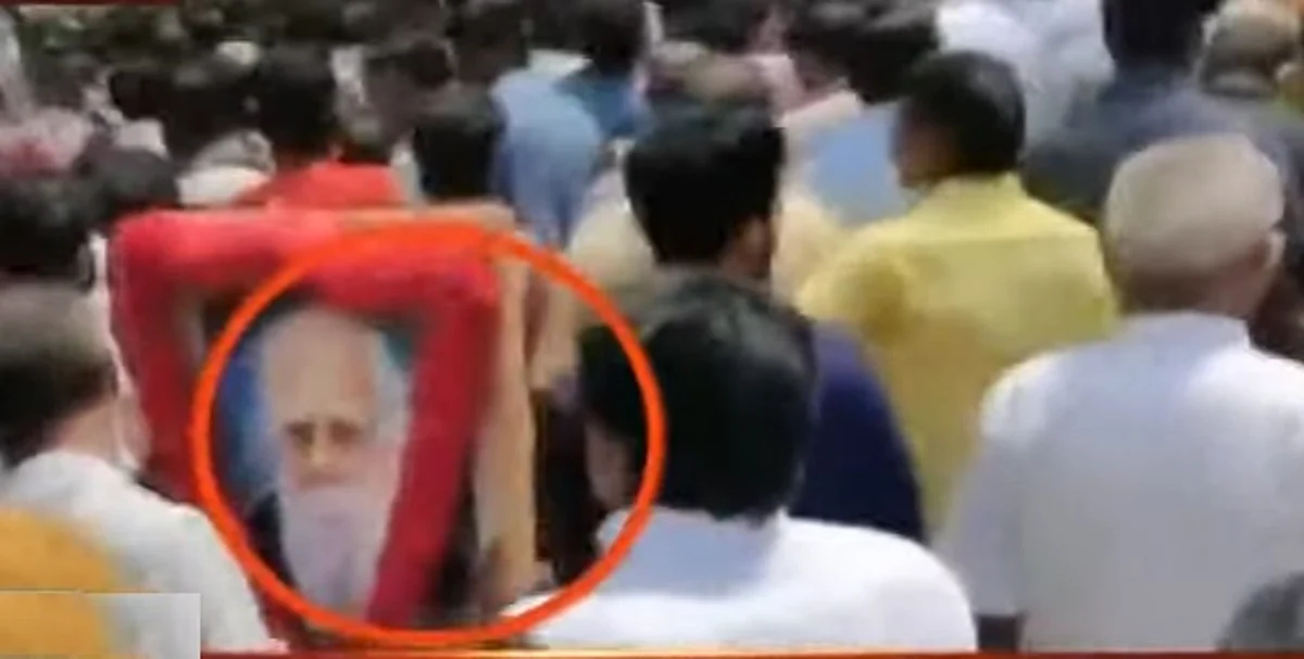 மரியாதை செலுத்த வந்த ஓபிஎஸ்; பெரியார் படத்தை கையோடு எடுத்துச்சென்ற ஈபிஎஸ்: உதவிக்கரம் நீட்டிய அமமுக