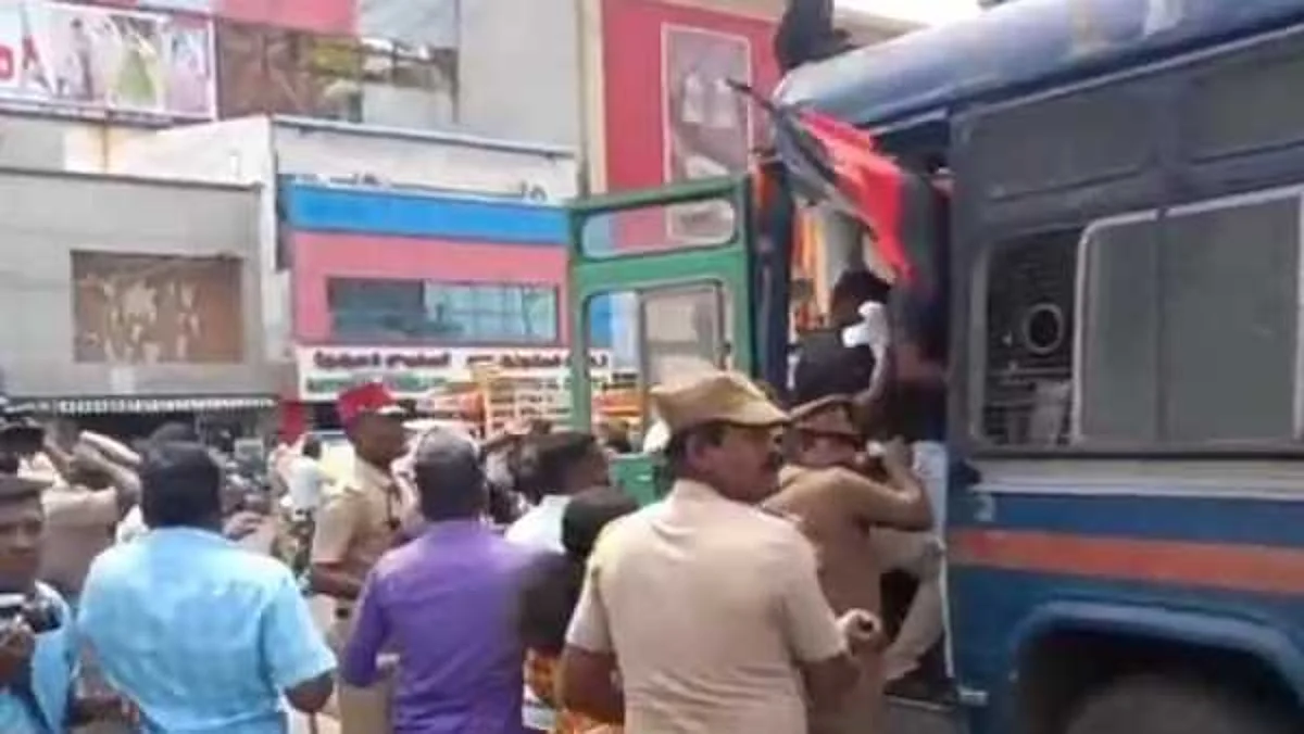 பெரியார் தி.க- பாஜக- இந்து முன்னணியினர் மோதல்: மனுதர்ம நூல் எரிப்பு போராட்டத்தால் பதற்றம்