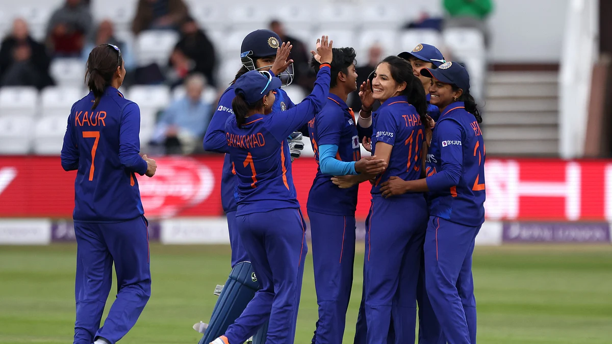 இங்கிலாந்தை வாரி சுருட்டியது இந்திய பெண்கள் கிரிக்கெட் அணி: தொடரையும் கைப்பற்றியது!