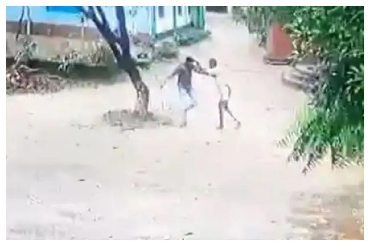 பள்ளி ஆசிரியரை துரத்தி துரத்தி துப்பாக்கியால் சுட்ட 10-ம் வகுப்பு மாணவன்: வைரலாகும் வீடியோ
