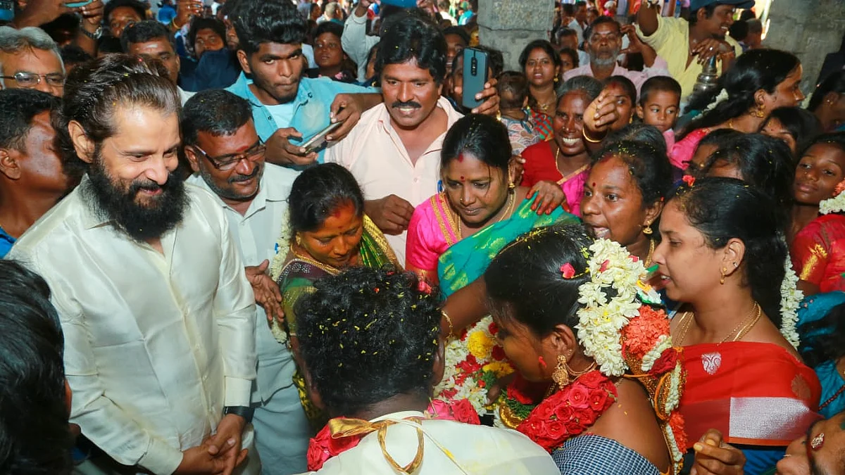 பணிப்பெண் இல்லத் திருமணத்தில் கலந்துகொண்டு ஆச்சரியமளித்த நடிகர் விக்ரம்!