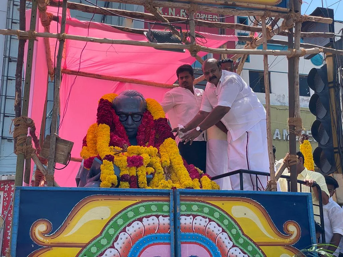 டி.கே.ஜி.நீலமேகம் அண்ணாசிலைக்கு மாலை அணிவித்தபோது...