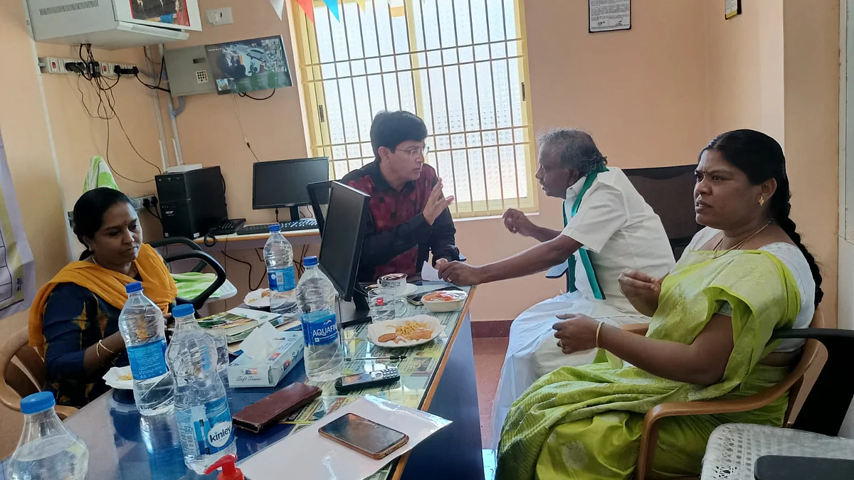 உணவுத்துறை செயலாளரிடம் உரையாடும் விவசாயிகள்