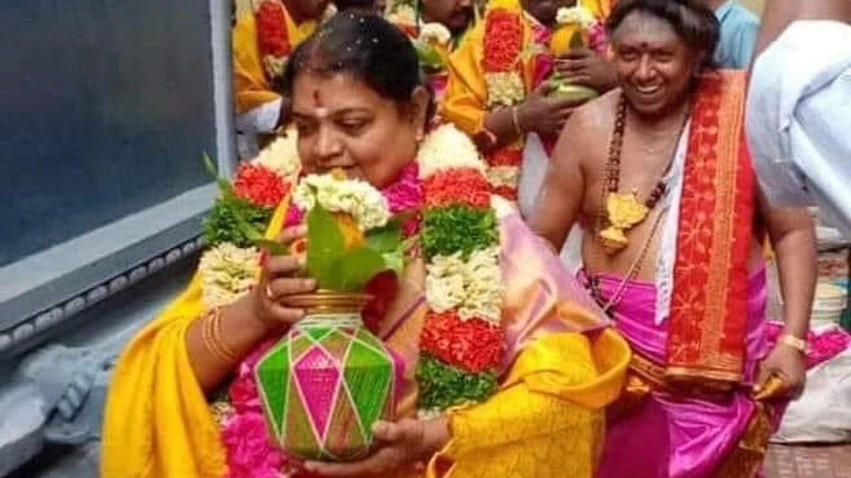 கலசம் தூக்கிவரும் கீதாஜீவன்...