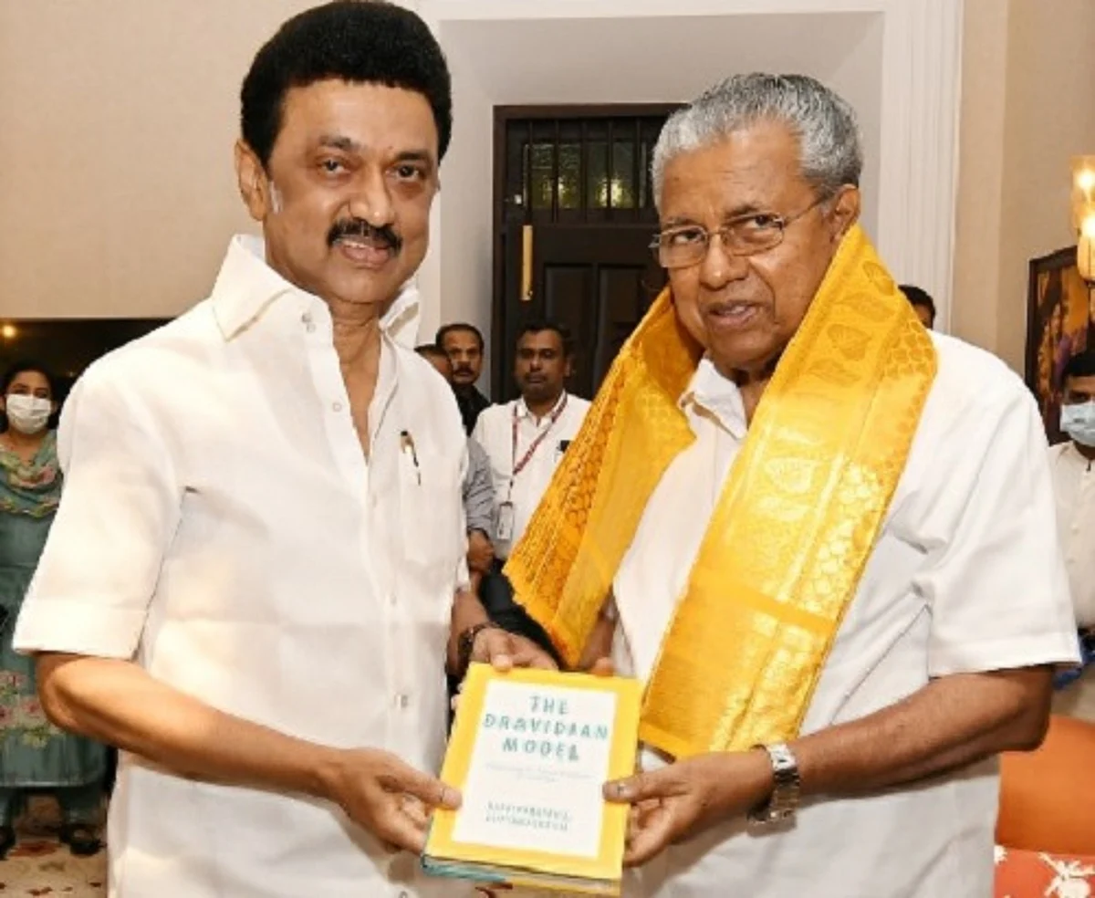 பினராயி விஜயனுக்கு `திராவிட மாடல்' புத்தகத்தை வழங்கினார் முதல்வர் ஸ்டாலின்!